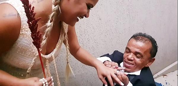  Casamento da Paty Bumbum com o anão mais famoso da televisão brasileira Zezinho Teves . Na lua de mel me judiou no anal mas me fez gozar gostoso. ( trailer - Best Seller )